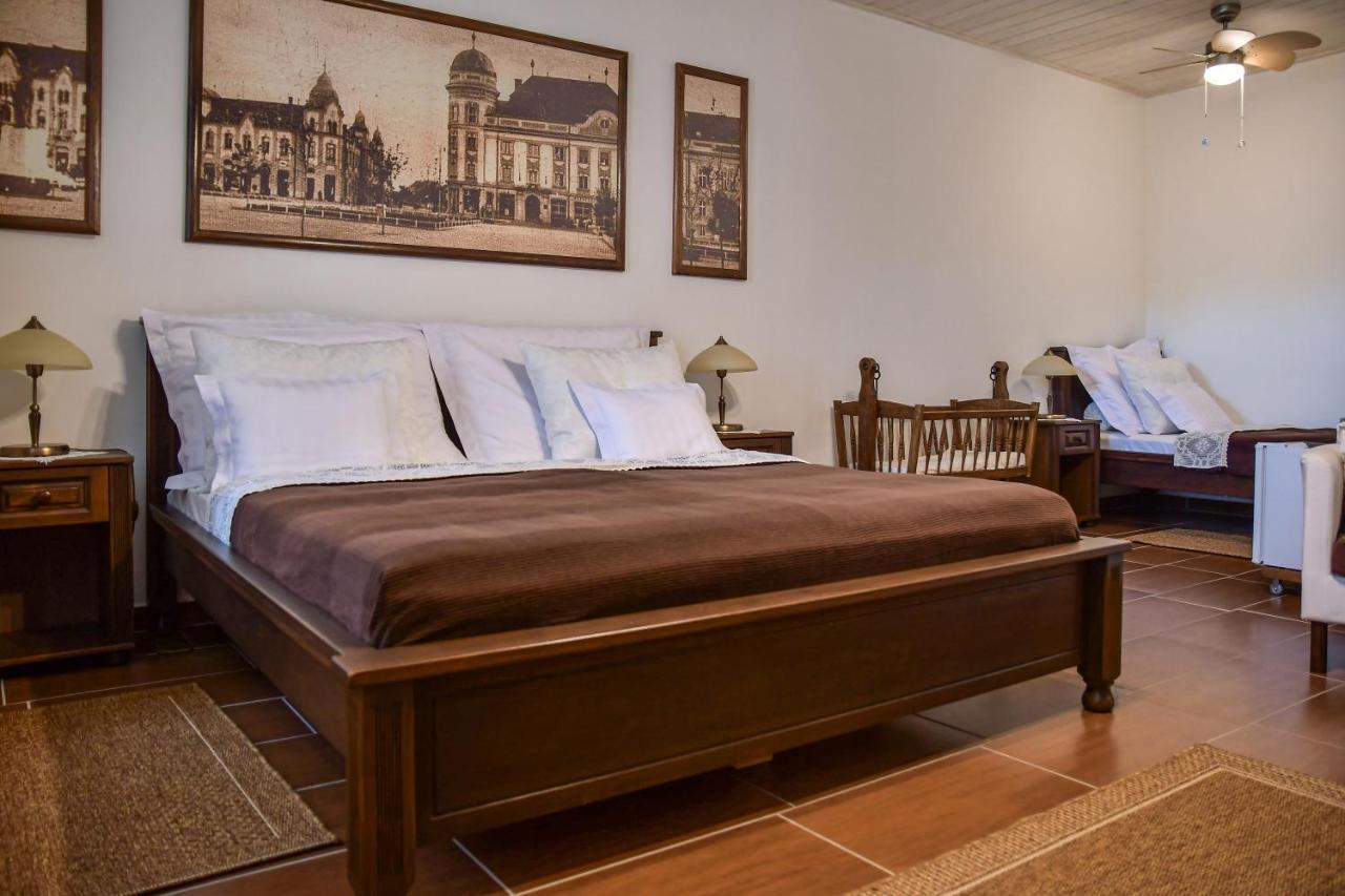 Szin-Es Vendeghaz Bed & Breakfast แซนแตช ภายนอก รูปภาพ